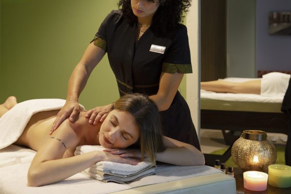 Una donna riceve un massaggio rilassante in una spa.